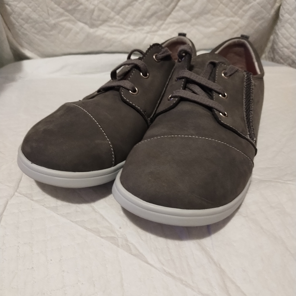 New SAS  (nwot) women Marnie sneaker snake gray size 11N